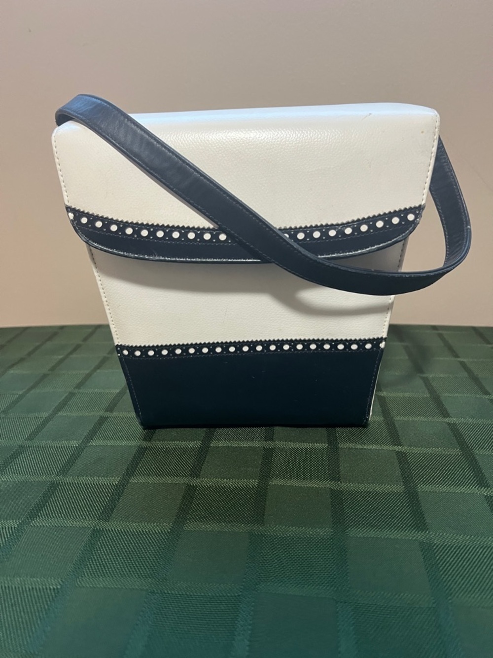 Vintage Classic Two-Tone Shoulder purse - Navy & White